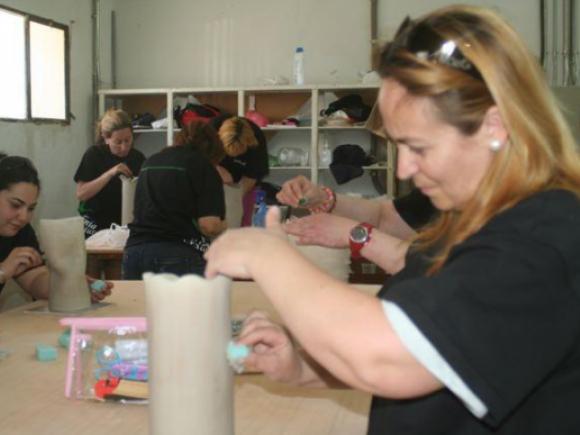 ALUMNOS REALIZANDO TRABAJOS DE CERÁMICA