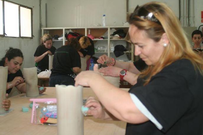 ALUMNOS REALIZANDO TRABAJOS DE CERÁMICA